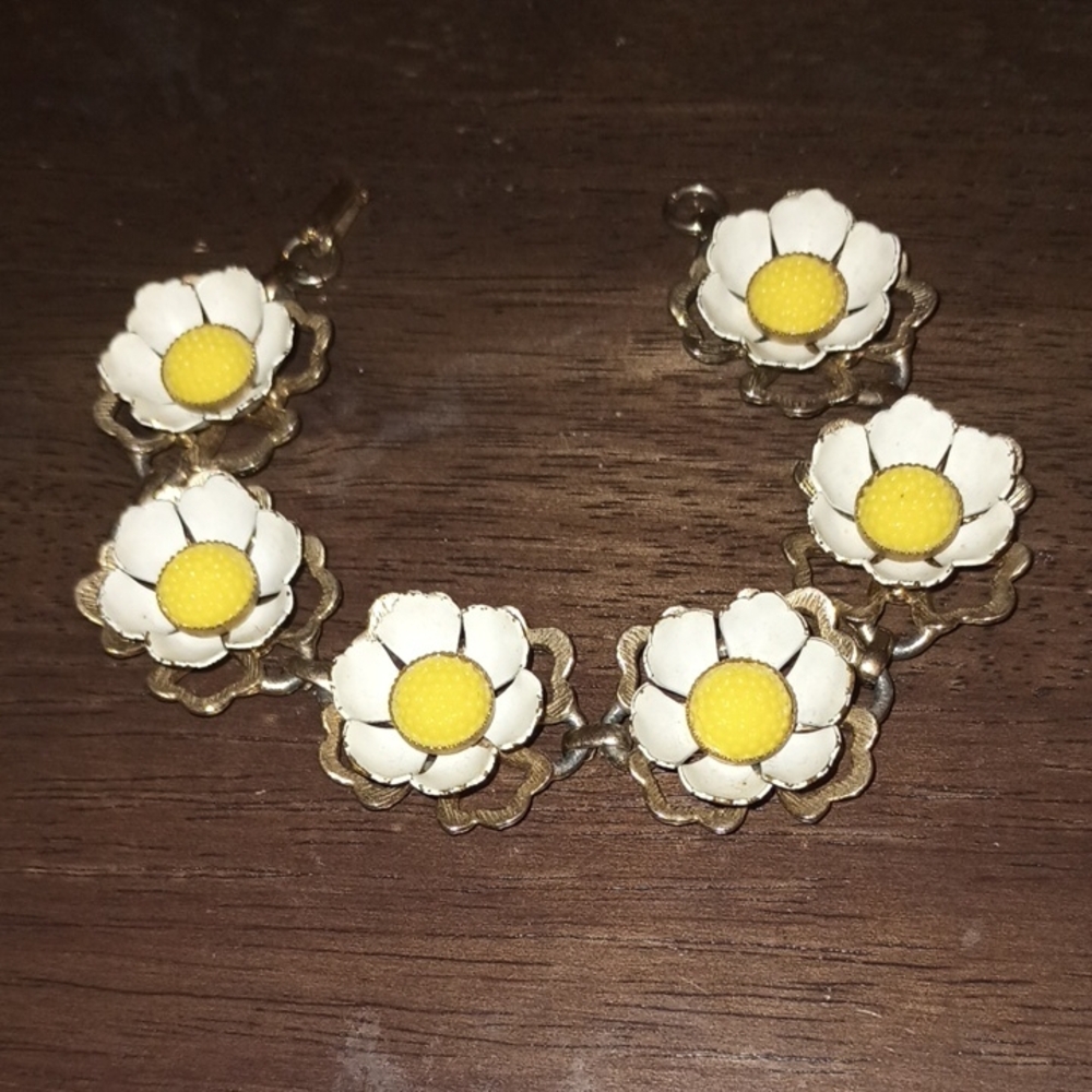 Vintage Daisy Gold Tone Bracelet